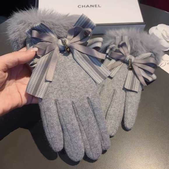 <AUTHENTIC>Chanel Gray Wool Fur Bow Gloves - Picture 2 of 5
